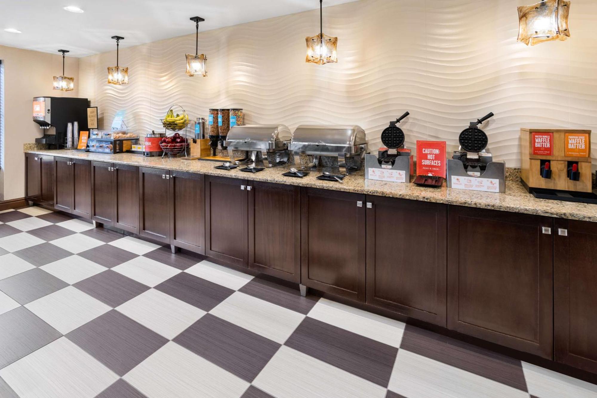Hampton Inn & Suites Valley Forge/Oaks Финиксвилл Экстерьер фото